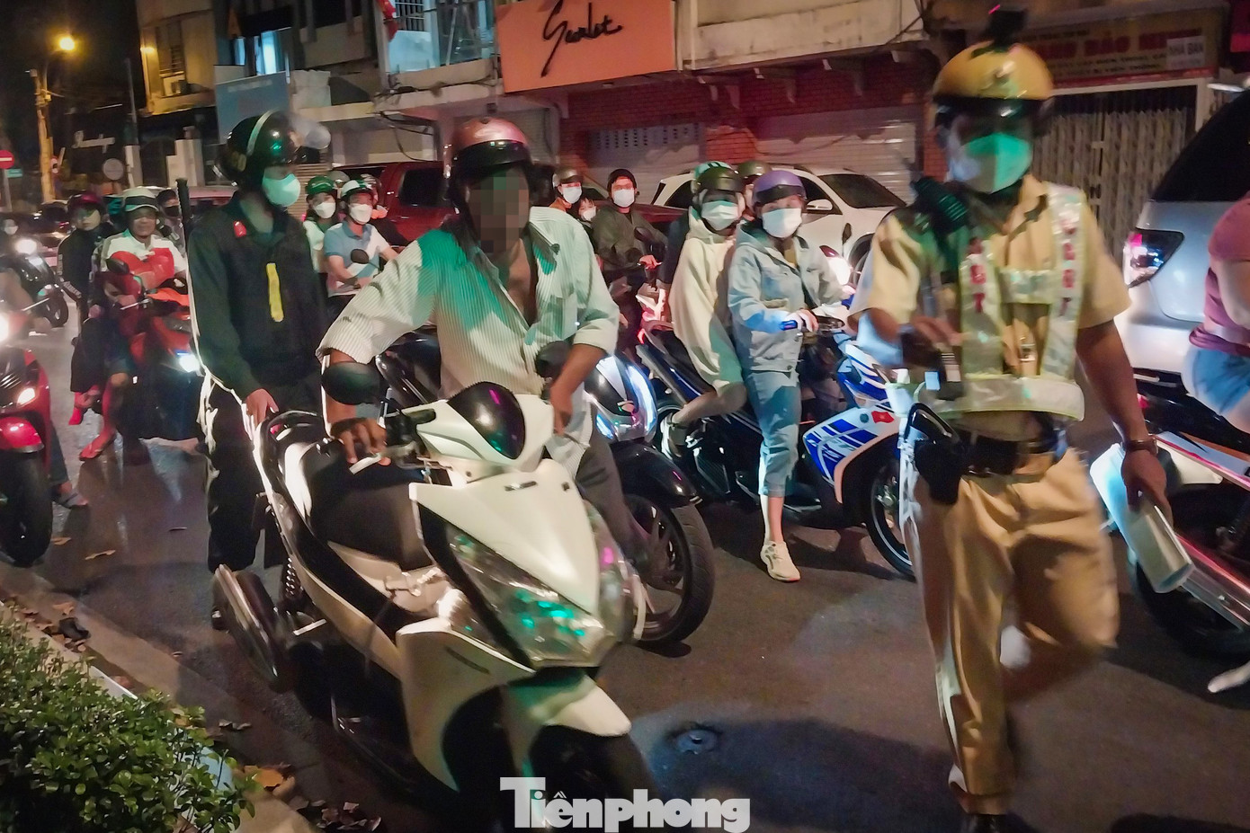 Tổ công tác mời ông T vào chốt kiểm tra nồng độ cồn Tổ công tác mời ông T vào chốt kiểm tra nồng độ cồn