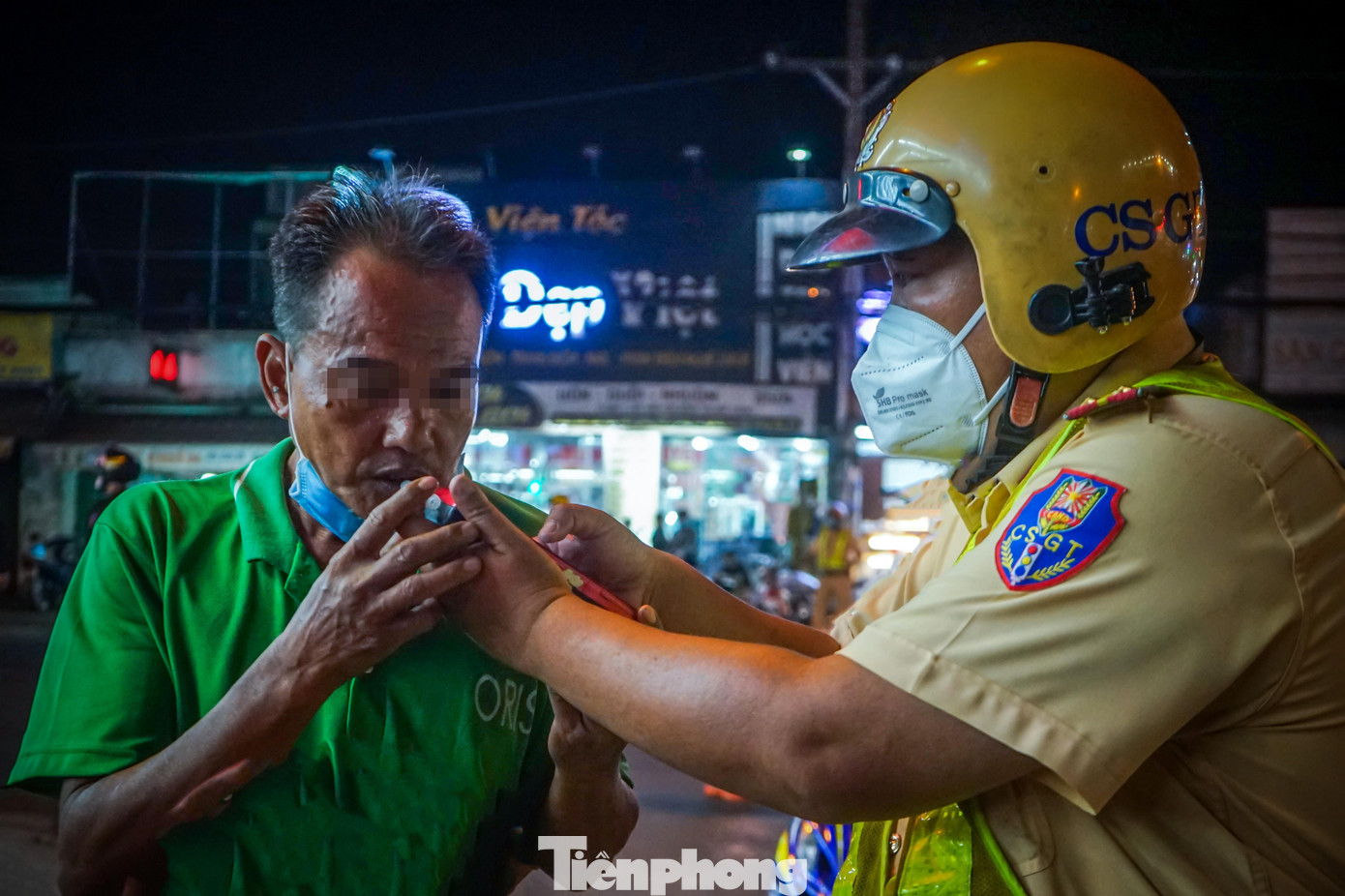 Cùng lúc này, ông P.T.L (ngụ H.Bình Chánh) được tổ công tác ra lệnh dừng xe kiểm tra nồng độ cồn. Ông L giải thích, do chiều nay tan ca có ngồi nhậu 3 - 4 lon bia với mấy người bạn phụ hồ, mong cán bộ thông cảm. Sau khi tiến hành kiểm tra, thiết bị đo hiển thị nồng độ cồn của ông L. là 0,077 miligam/lít khí thở.