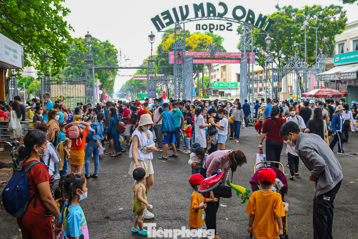 Ghi nhận của PV Tiền Phong lúc 8h30 tại Thảo Cầm Viên Sài Gòn (đường Lê Duẩn, quận 1, TPHCM) có rất đông người dân đổ về đây từ rất sớm khiến nơi này bị ùn ứ tại khu vực cổng ra vào.