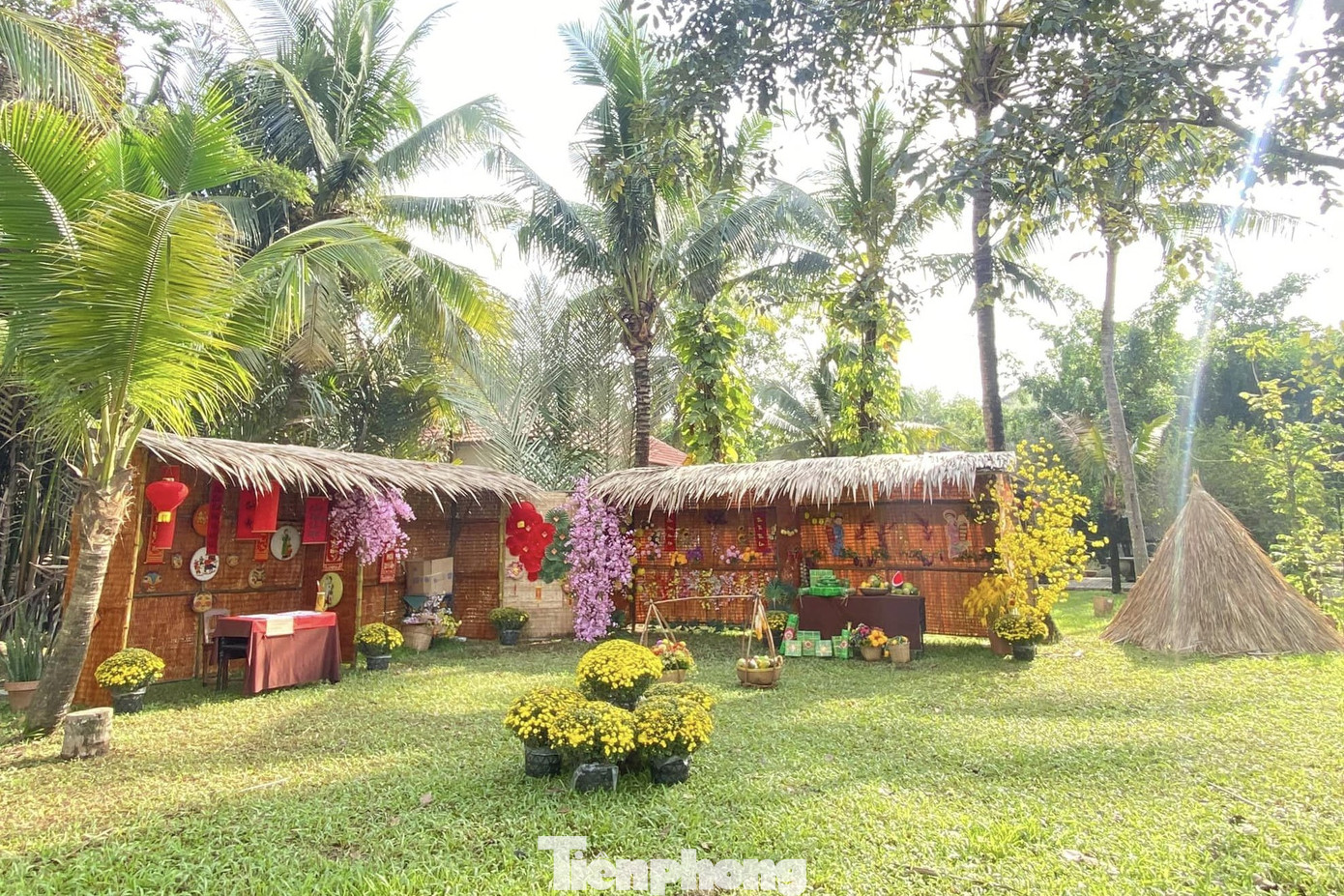 Khu vực tiểu cảnh mang đậm chất phong cách Tết xưa trong Bảo tàng Áo dài