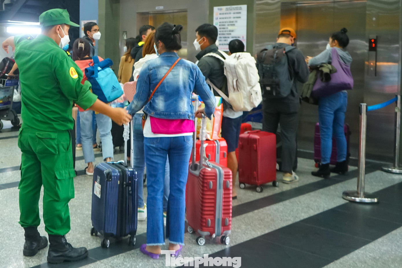 Vào lúc cao điểm, khu vực thang máy đi lên nhà xe xảy ra ùn ứ.