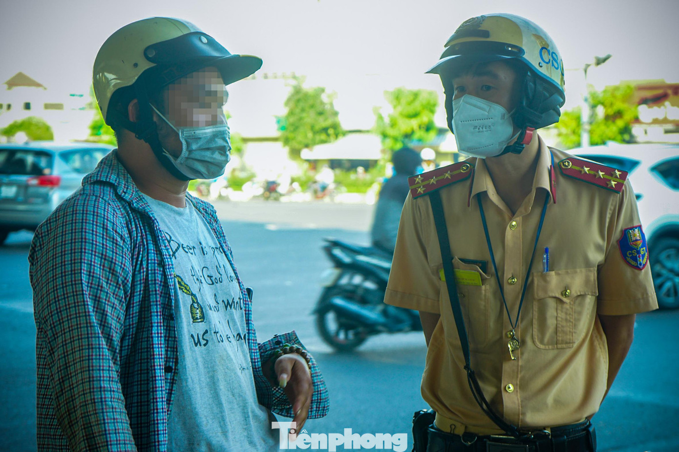 "Bắt buộc tôi phải chạy mấy chiếc xe cà tàng như vậy, đi kiểu này ngoài đường cũng không lo bị mất, lỡ có mất cũng không tiếc nhiều. Những xe này được người khác sử dụng lâu rồi các tiệm sửa xe thu mua độ chế lại bán với giá rẻ 1,5 triệu đồng nên tôi mua để chạy chở hàng. Số tiền phạt cao hơn giá trị chiếc xe nên tôi mua chiếc khác vậy", anh P bày tỏ.
