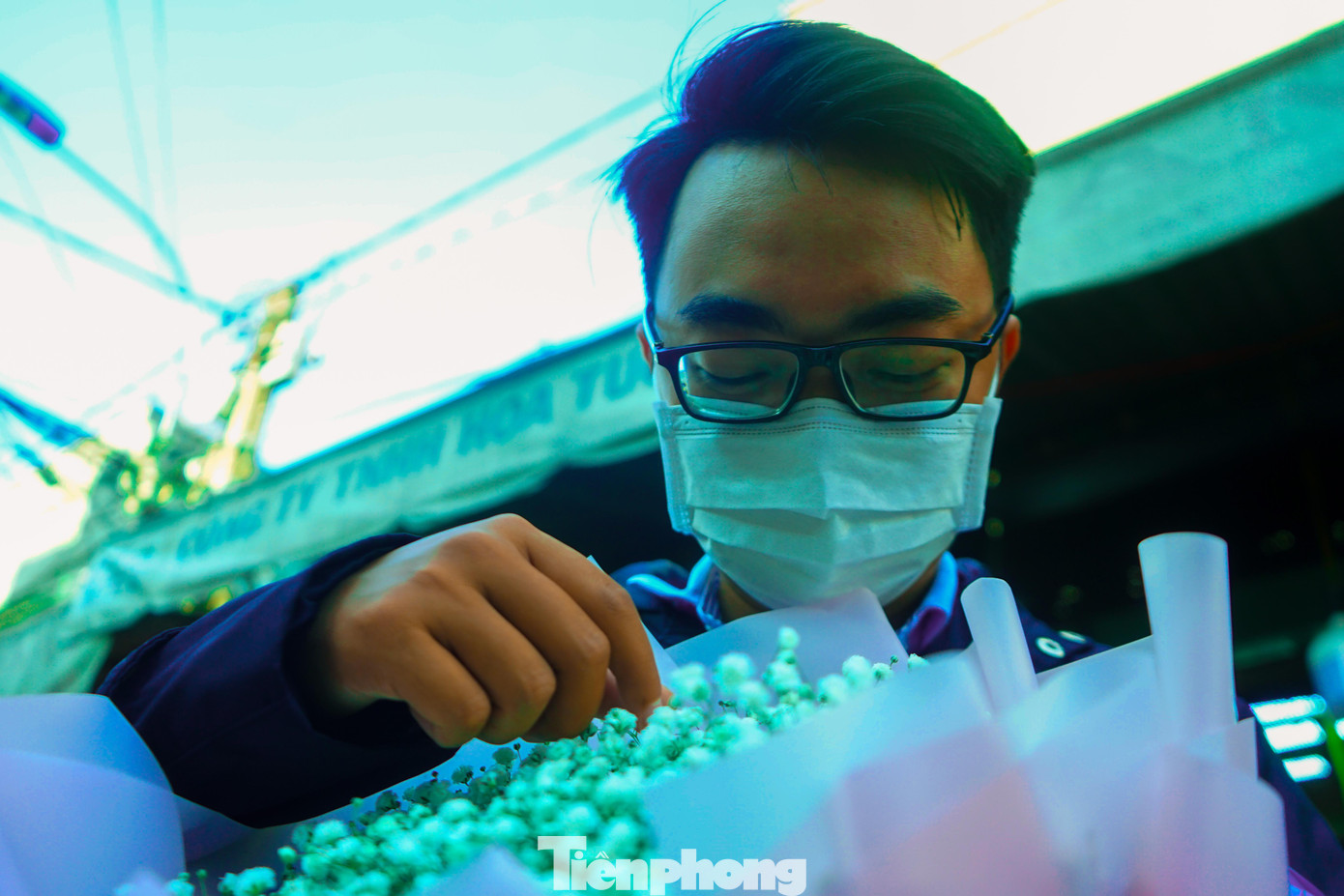 "Năm nay tôi thấy những mặt hàng hoa này tăng cao quá, thường mọi năm mua về tặng vợ trong dịp 14/2 thấy rất rẻ. Nhưng dù sao cũng phải mua để tặng cho cô ấy để cô ấy vui thế là tôi thấy hạnh phúc lắm rồi" anh Thành Nhân - ngụ quận Bình Thạnh chia sẻ.