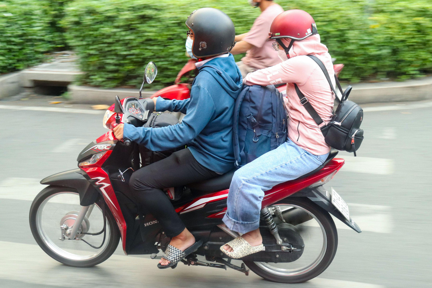 Anh Hoàng Thái Anh (đi xe máy từ Lâm Đồng về TPHCM) cho biết do kẹt xe nên có thể 22h mới về được đến nhà.