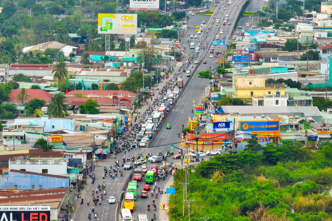 Theo ghi nhận của phóng viên Tiền Phong tại giao lộ đường Nguyễn Hữu Trí và Quốc lộ 1A đoạn qua địa bàn xã Tân Túc - huyện Bình Chánh, TPHCM, có rất đông người điều khiển xe máy chở theo hành lý từ các tỉnh miền Tây về thành phố.