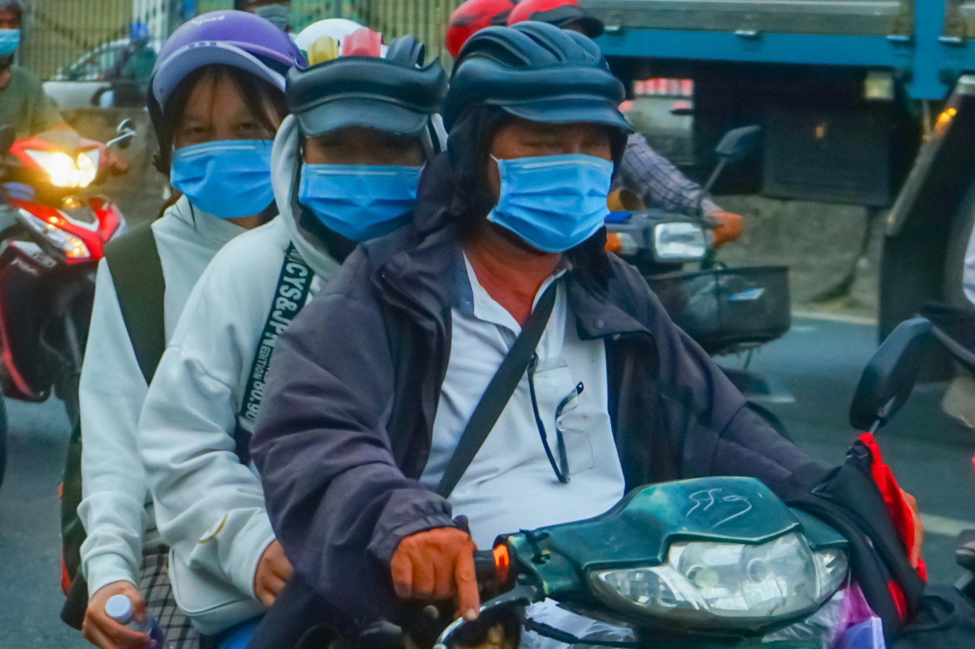 Chở theo vợ và mẹ bằng xe máy, anh Cao Hùng Lâm (ngụ Trà Vinh) phải mất hơn 4 tiếng mới lên đến TPHCM. Anh cho biết, do bị kẹt xe ở cầu Rạch Miễu, QL 1A nên gia đình anh lên thành phố chậm hơn dự kiến.