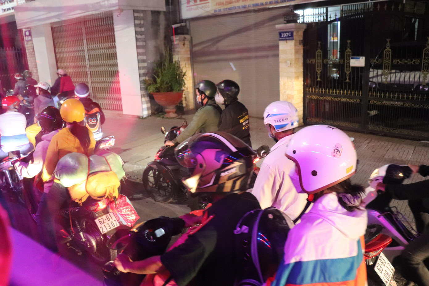 Lúc 18h, đường dẫn lên phà Cát Lái hướng từ Nhơn Trạch, Đồng Nai ùn tắc. Xe máy phải chạy qua làn đường ngược lại để mua vé lên phà về TPHCM.