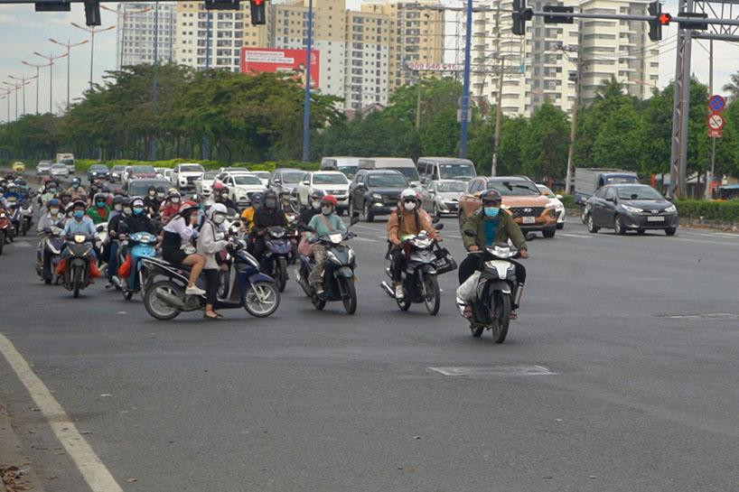 Ở cửa ngõ phía Đông, từ 17h hôm nay, nhiều tuyến đường như Xa Lộ Hà Nội, Mai Chí Thọ (TP Thủ Đức),... lượng xe đổ về rất đông. Tại vòng xoay Phú Hữu, hàng nghìn xe máy, ôtô chen nhau.