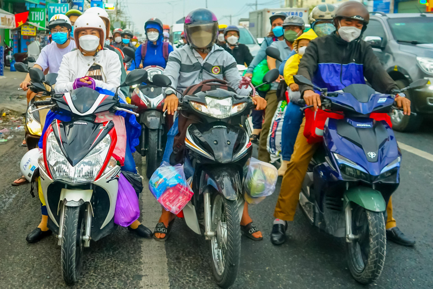Vì di chuyển bằng xe máy liên tục nhiều giờ liền cộng thêm việc chở theo nhiều đồ đạc lỉnh kỉnh, lại gặp tắc đường nên nhiều người tỏ ra khá mỏi mệt.
