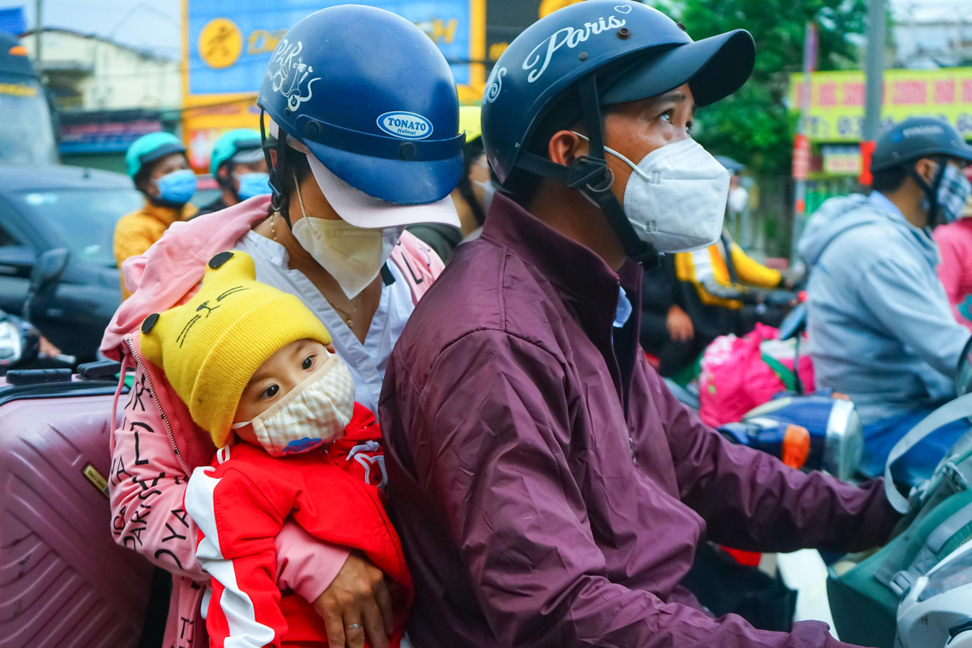 “Di chuyển bằng xe máy thế này rất vất vả, đặc biệt là phải chở theo con nhỏ. Nhưng vì trước đó không mua được vé xe nên tôi mới chọn cách này”- anh Tấn Trường (ngụ ở Vĩnh Long) chia sẻ với phóng viên.