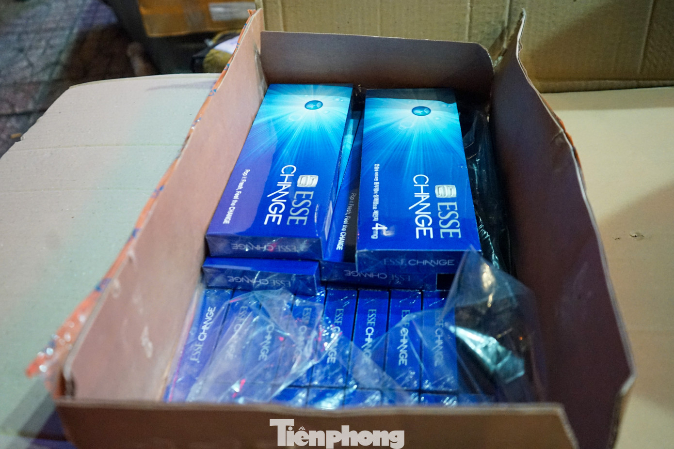 Các thùng carton cỡ lớn bên trong có chứa hàng chục nghìn bao thuốc lá được phát hiện tại Công ty TNHH MTV H.P VN. Các thùng carton cỡ lớn bên trong có chứa hàng chục nghìn bao thuốc lá được phát hiện tại Công ty TNHH MTV H.P VN.