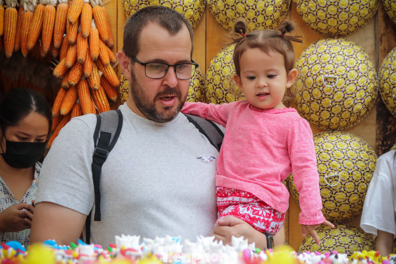 Khách du lịch nước ngoài trải nghiệm hoạt động nặn tò he tại Phố Ông Đồ Khách du lịch nước ngoài trải nghiệm hoạt động nặn tò he tại Phố Ông Đồ