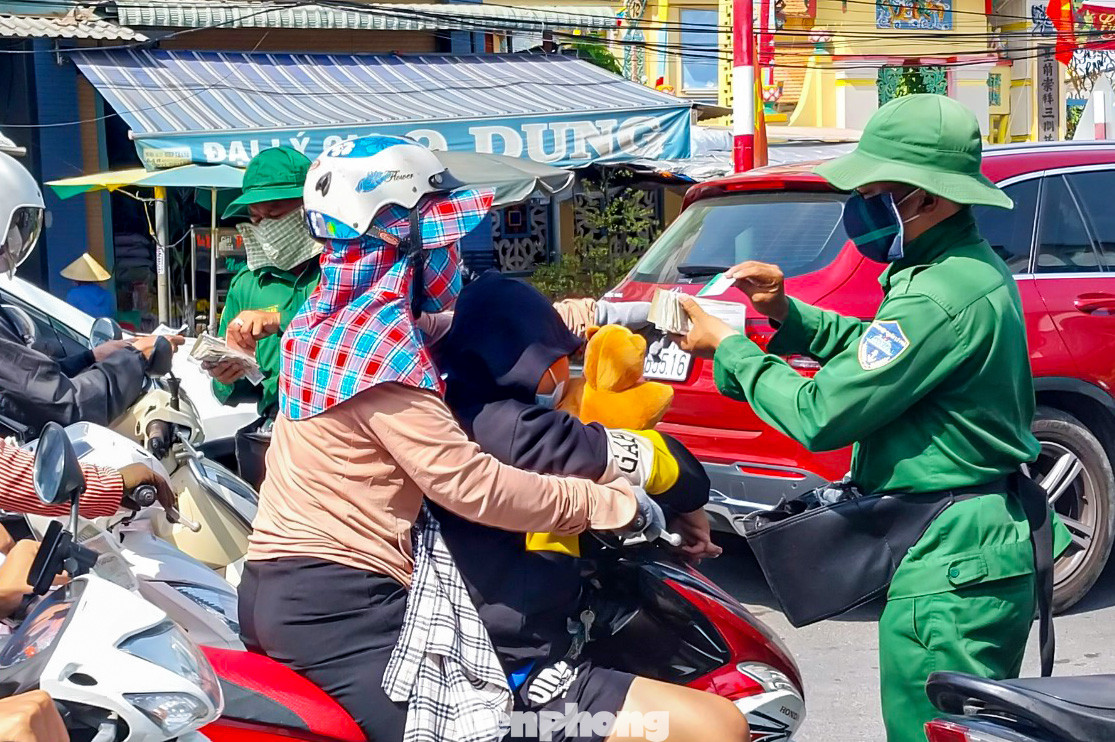 Dù số lượng phương tiện qua phà không đông nhưng các nhân viên của phà Cát Lái vẫn lập hàng rào cơ động cách bến phà khoảng 50m để bán vé trước cho người dân.
