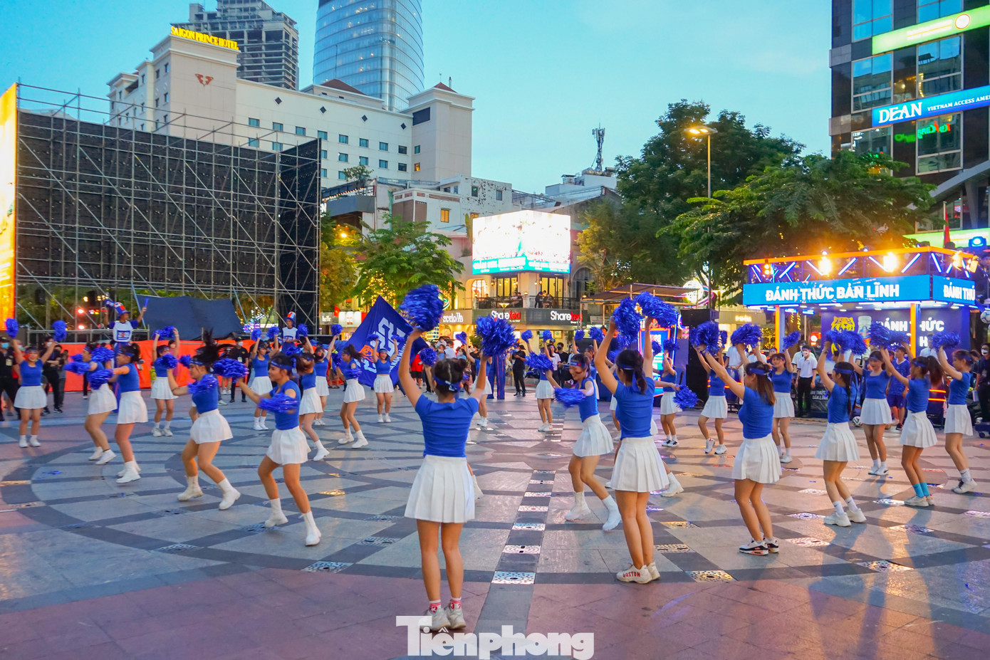 Ghi nhận của Tiền Phong vào lúc 17h30, mặc dù chưa tới thời gian bóng lăn nhưng đã có rất nhiều hoạt động sôi nổi được diễn ra với hơn hàng trăm người tham gia.