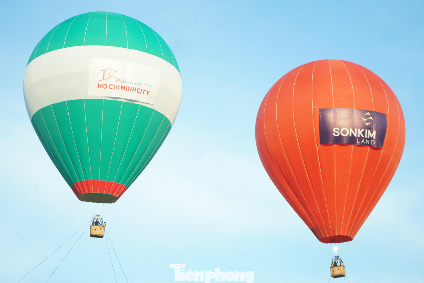 Mỗi lượt bay sẽ kéo dài từ 5 đến 15 phút (bay treo) với số lượng tối đa là 4 khách, có phi công đi cùng. Để đảm bảo an toàn trên cao, khách không được tự ý chụp ảnh nên công ty sẽ chuẩn bị flycam hỗ trợ.