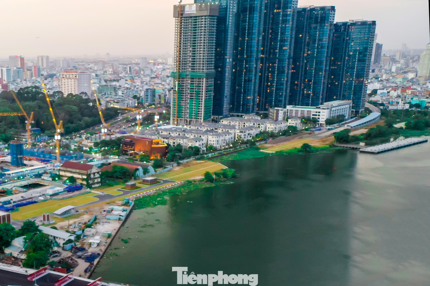 Việc tái lập và hoàn trả mặt bằng ở phía trên nhà ga đang được các nhà thầu tiến hành khẩn trương. Sau khi hoàn trả và san lấp xong, các nhà thầu sẽ cho thiết kế lại cảnh quan và dự kiến hoàn thành giữa năm 2022.