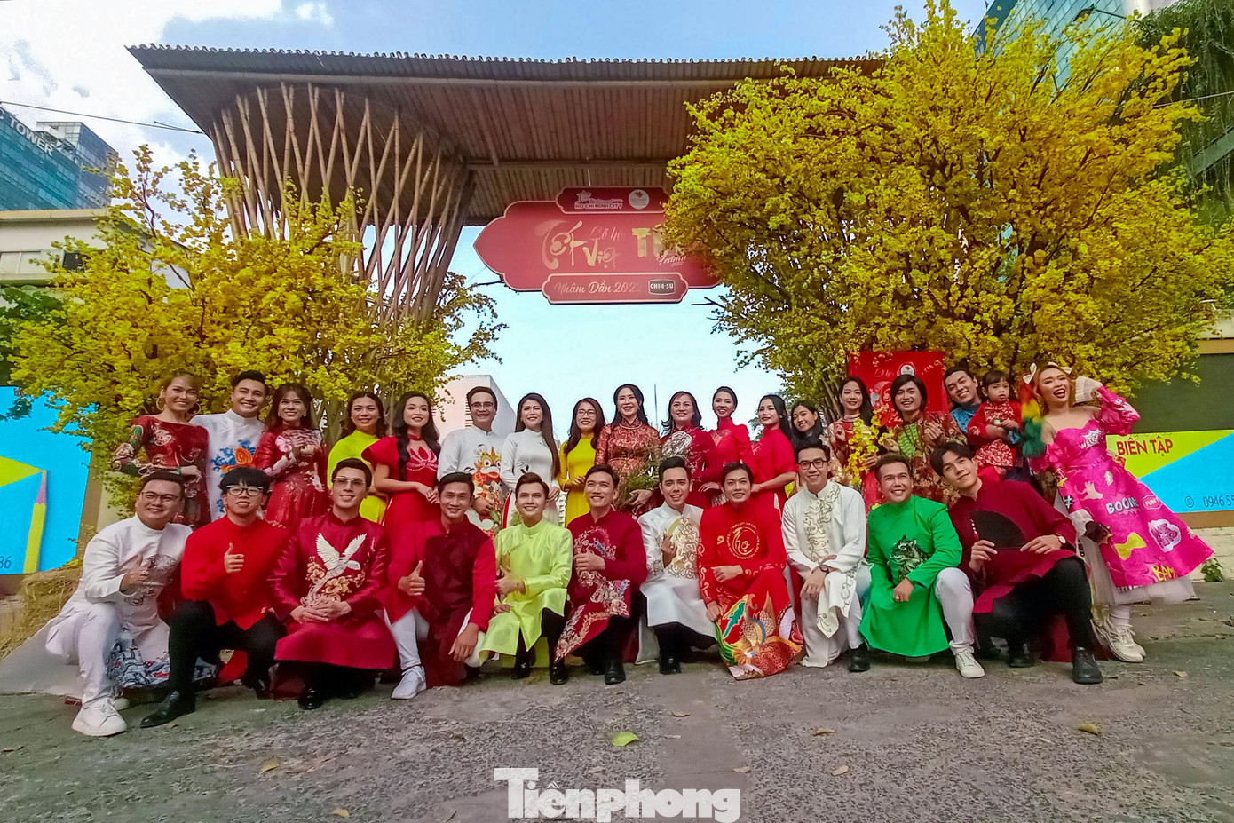 Các bạn tình nguyện viên và văn nghệ sĩ cùng nhau chụp ảnh tập thể và gửi lời chúc Tết Các bạn tình nguyện viên và văn nghệ sĩ cùng nhau chụp ảnh tập thể và gửi lời chúc Tết