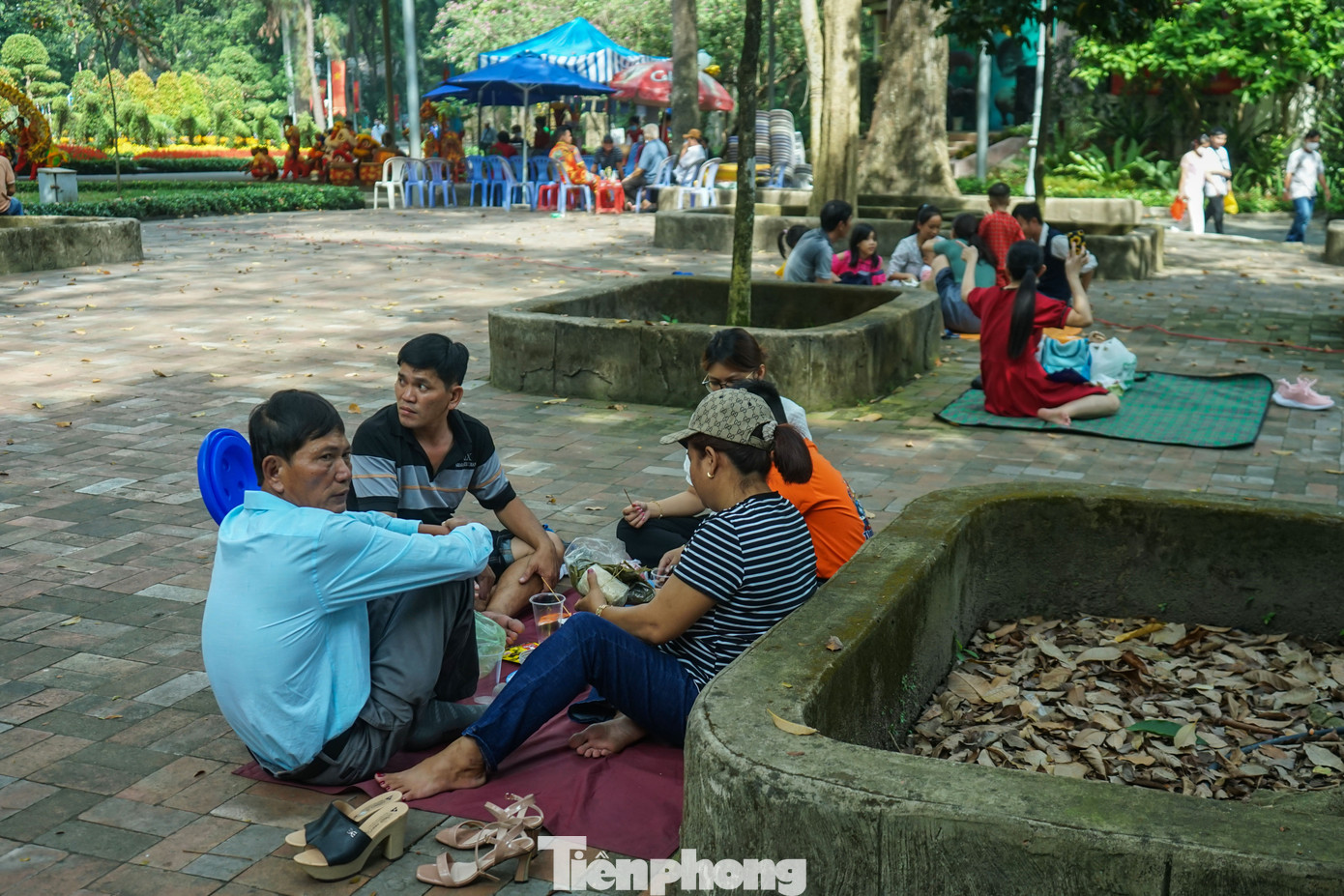 Đến tham quan Thảo Cầm viên, hầu hết các gia đình mang theo bạt và chọn những chỗ có bóng mát dưới các cây cổ thụ để nghỉ chân hoặc ăn uống sau khi đi tham quan.