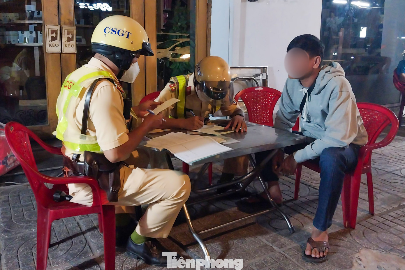 Ông G phân trần với CSGT khi bị lập biên bản Ông G phân trần với CSGT khi bị lập biên bản