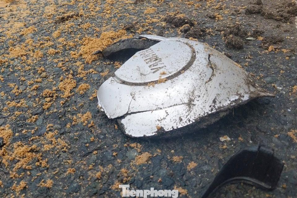 Mảnh vỡ của phương tiện té ngã tại hiện trường Mảnh vỡ của phương tiện té ngã tại hiện trường