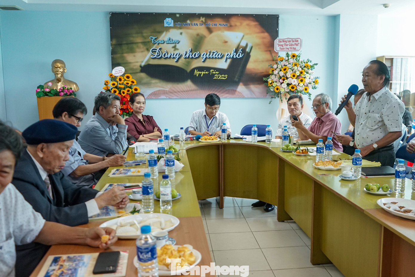 Các nhà thơ tham gia hoạt động tọa đàm “Dòng thơ giữa phố”.