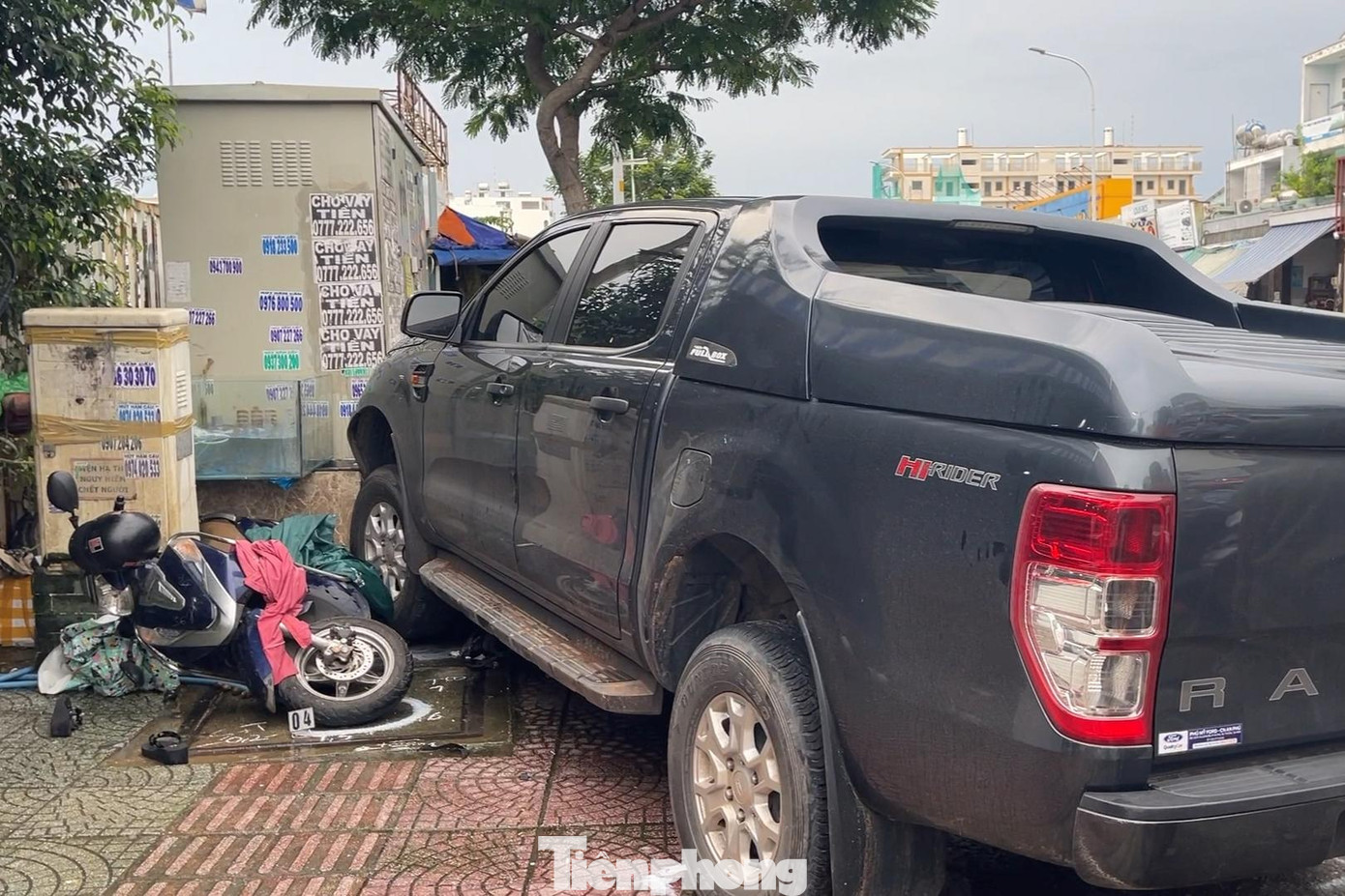 Hiện trường vụ tai nạn có xe máy bị cuốn vào gầm ô tô bán tải