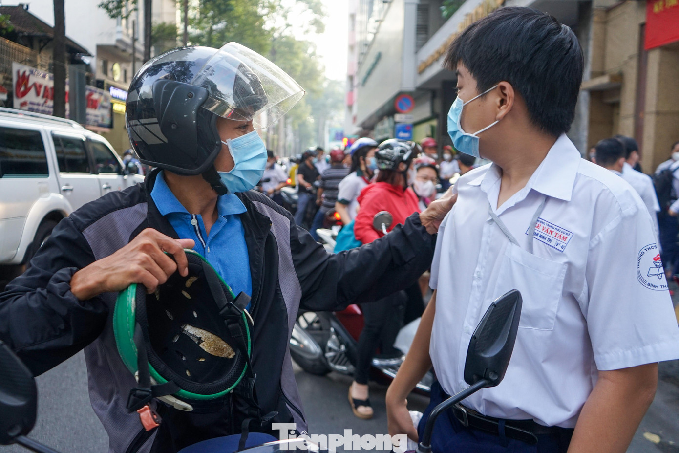 “Đây là lần đầu con tôi tham gia một kỳ thi quan trọng như thế này, thật sự ban đầu khi nghe con nói con nắm vững kiến thức nhưng mình cũng cảm thấy rất lo lắng vì nghe nói năm nay đề rất khó. Hy vọng con sẽ tự tin để vượt qua kỳ thi này”, anh N.A.V (ngụ quận 1) chia sẻ.