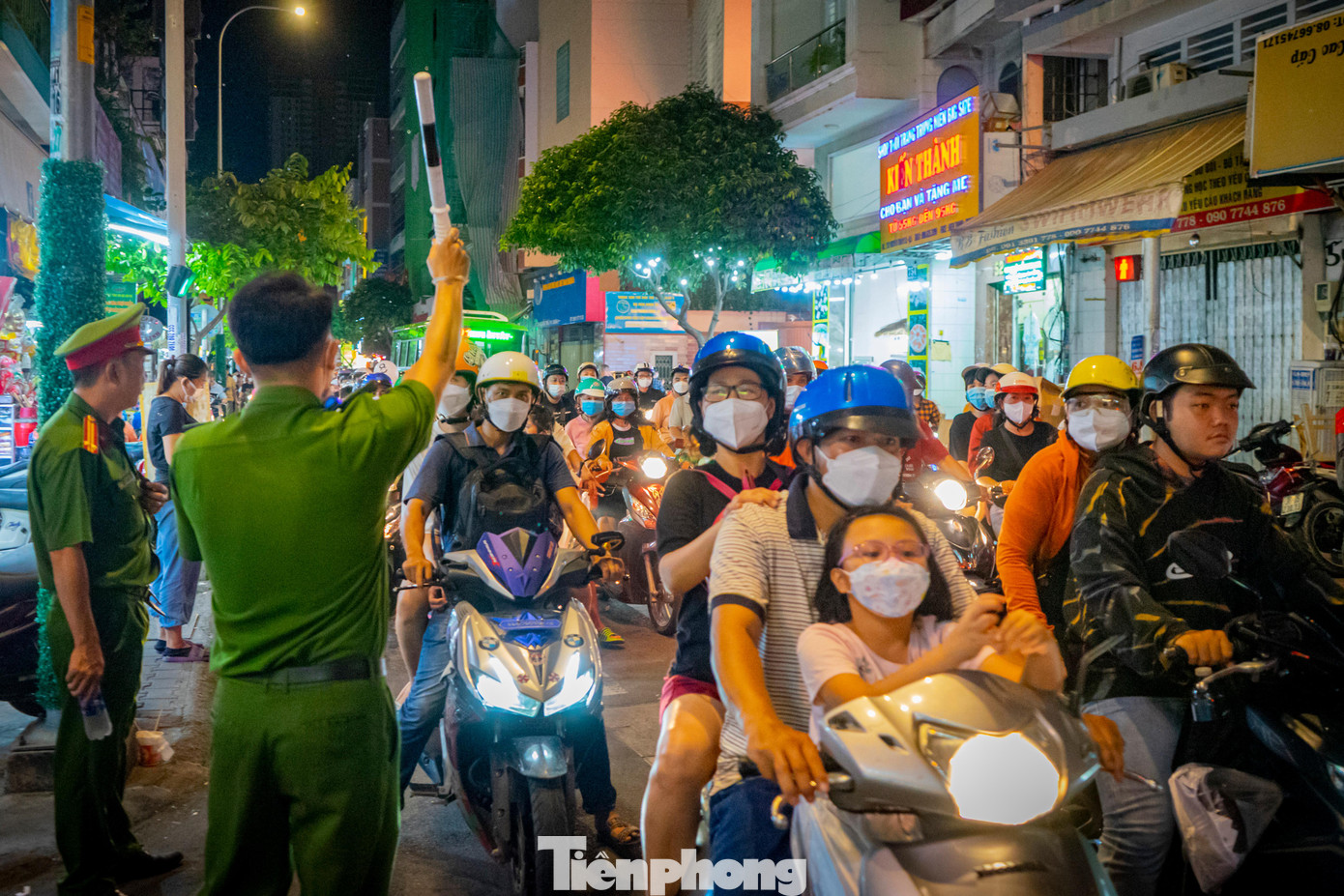 Lực lượng chức năng tăng cường điều tiết giao thông qua khu vực phố lồng đèn Lương Nhữ Học.