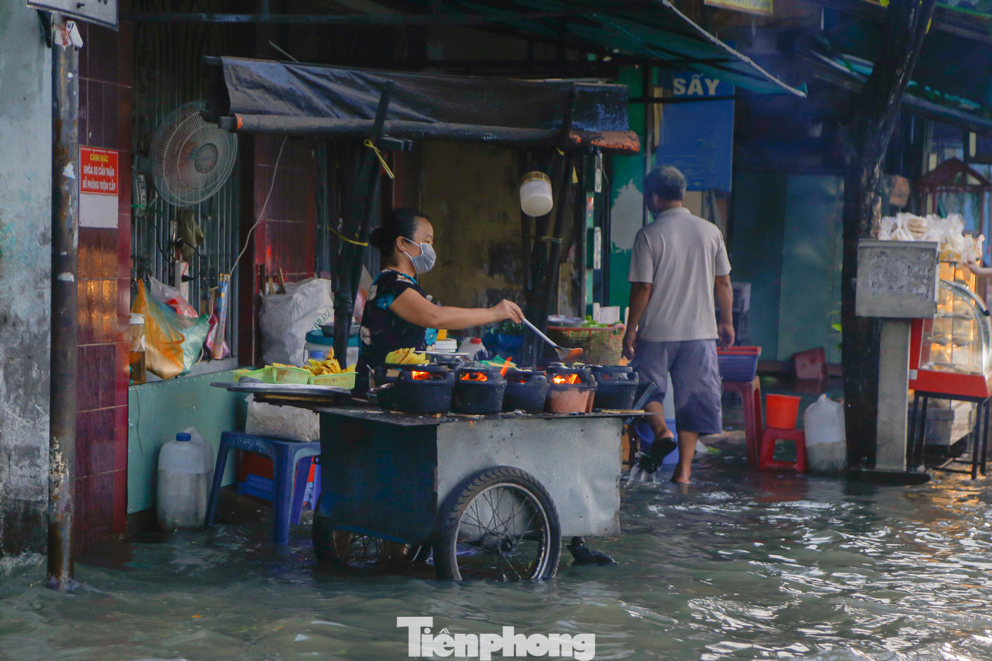 Nước ngập làm ảnh hưởng việc kinh doanh và sinh hoạt của người dân khu vực. Nước ngập làm ảnh hưởng việc kinh doanh và sinh hoạt của người dân khu vực.