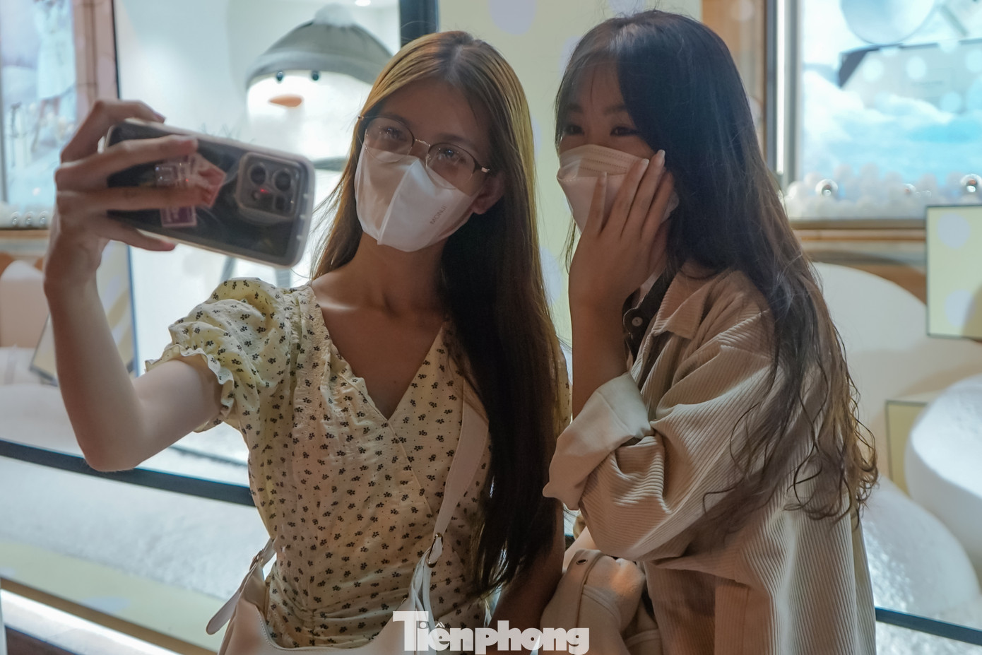 Tương tự cha con anh Tú, chị Trần Tố Như (ngụ quận 5) chia sẻ, vì muốn có được những bức ảnh đẹp cùng với cô bạn thân, chị đã quyết định chọn khung giờ này để dạo phố chụp ảnh nhằm tránh kẹt xe.