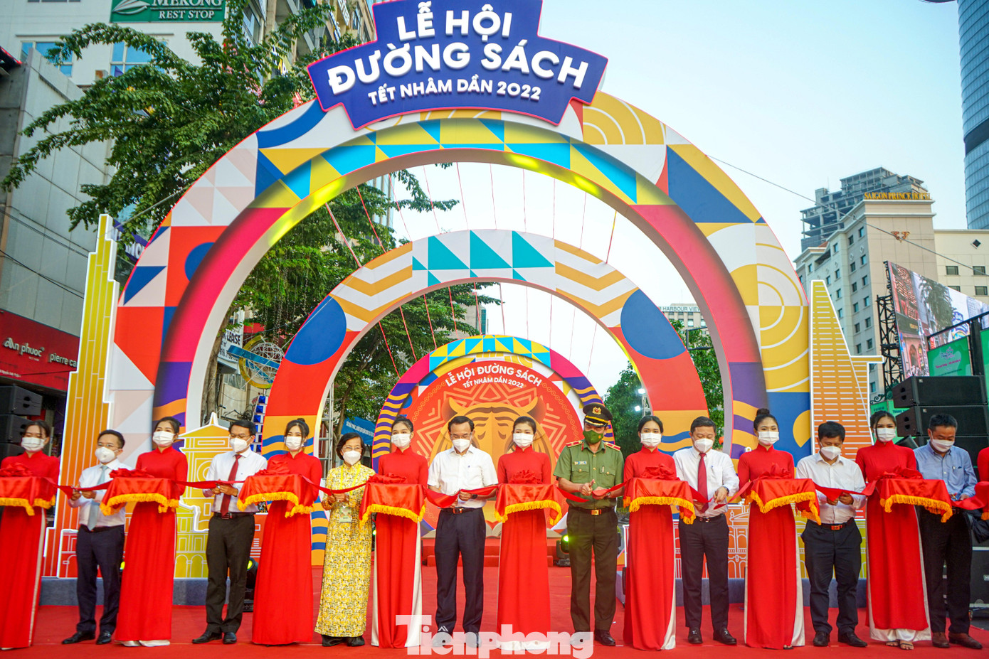 Chiều ngày 29/1, Lễ hội Đường sách Tết Nhâm Dần 2022 đã chính thức khai mạc với nhiều chi tiết mới mẻ hấp dẫn. Đến tham dự lễ hội có ông Nguyễn Văn Nên -Uỷ viên Bộ Chính trị, Bí thư Thành ủy TPHCM; ông Dương Anh Đức, Phó chủ tịch UBND TPHCM, ông Lâm Đình Thắng - Giám đốc Sở Thông tin và Truyền thông TPHCM; Thiếu tướng Lê Hồng Nam - Giám đốc Công an TPHCM cùng nhiều lãnh đạo các cơ quan ban ngành tại TPHCM.