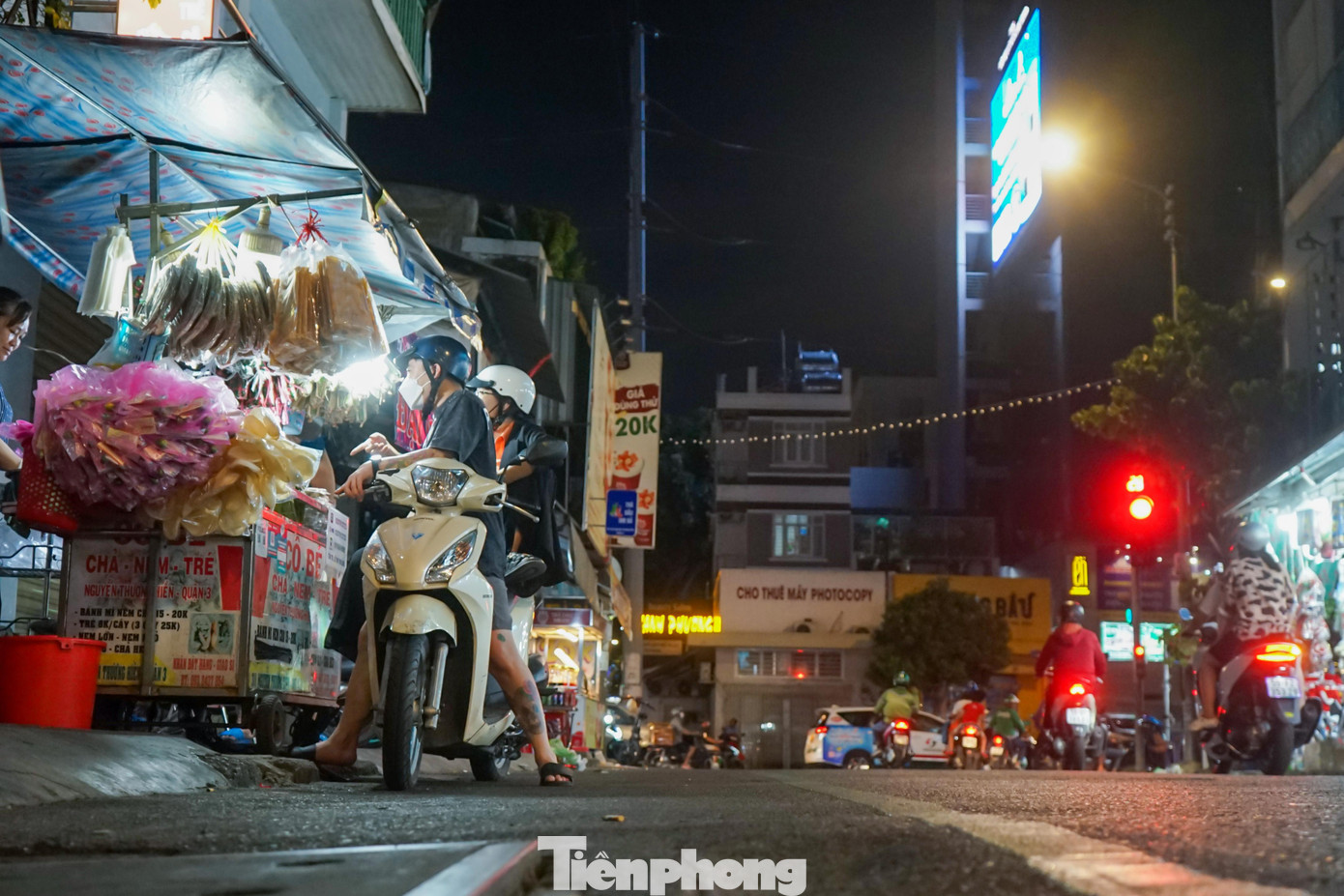 Tuyến đường này có độ dài là 597m với chiều rộng vỉa hè từ 1 đến 1,5m, lòng đường khá nhỏ hẹp, phù hợp với việc đi bộ. Để mang lại sự trải nghiệm tốt nhất cho người dân và du khách, vừa qua UBND quận 3 đã cho kẻ vạch xanh để xác định giới hạn dành cho khu vực buôn bán. Tuyến đường này có độ dài là 597m với chiều rộng vỉa hè từ 1 đến 1,5m, lòng đường khá nhỏ hẹp, phù hợp với việc đi bộ. Để mang lại sự trải nghiệm tốt nhất cho người dân và du khách, vừa qua UBND quận 3 đã cho kẻ vạch xanh để xác định giới hạn dành cho khu vực buôn bán.