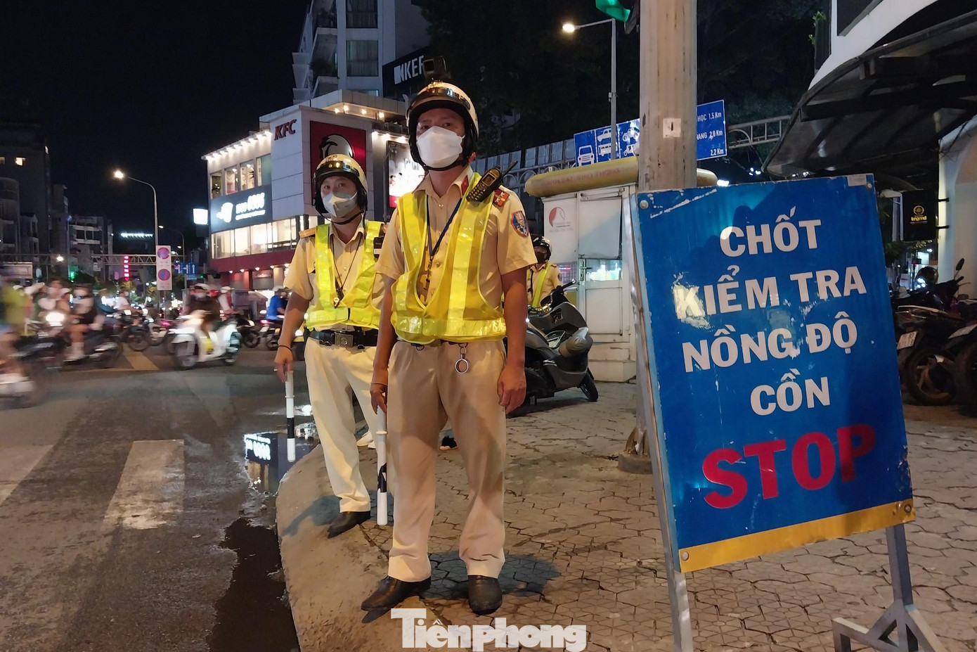 Cụ thể vào lúc 20h30, tổ chuyên đề xử lý vi phạm nồng độ cồn của Đội CSGT Bến Thành sau khi lập chốt tại giao lộ đường Nguyễn Văn Cừ - Trần Hưng Đạo (quận 1) đã dừng hàng chục phương tiện kiểm tra và hầu hết các trường hợp bị CSGT kiểm tra đều sử dụng rượu bia khi lái xe, trong đó có trường hợp vi phạm “kịch khung”. Cụ thể vào lúc 20h30, tổ chuyên đề xử lý vi phạm nồng độ cồn của Đội CSGT Bến Thành sau khi lập chốt tại giao lộ đường Nguyễn Văn Cừ - Trần Hưng Đạo (quận 1) đã dừng hàng chục phương tiện kiểm tra và hầu hết các trường hợp bị CSGT kiểm tra đều sử dụng rượu bia khi lái xe, trong đó có trường hợp vi phạm “kịch khung”.