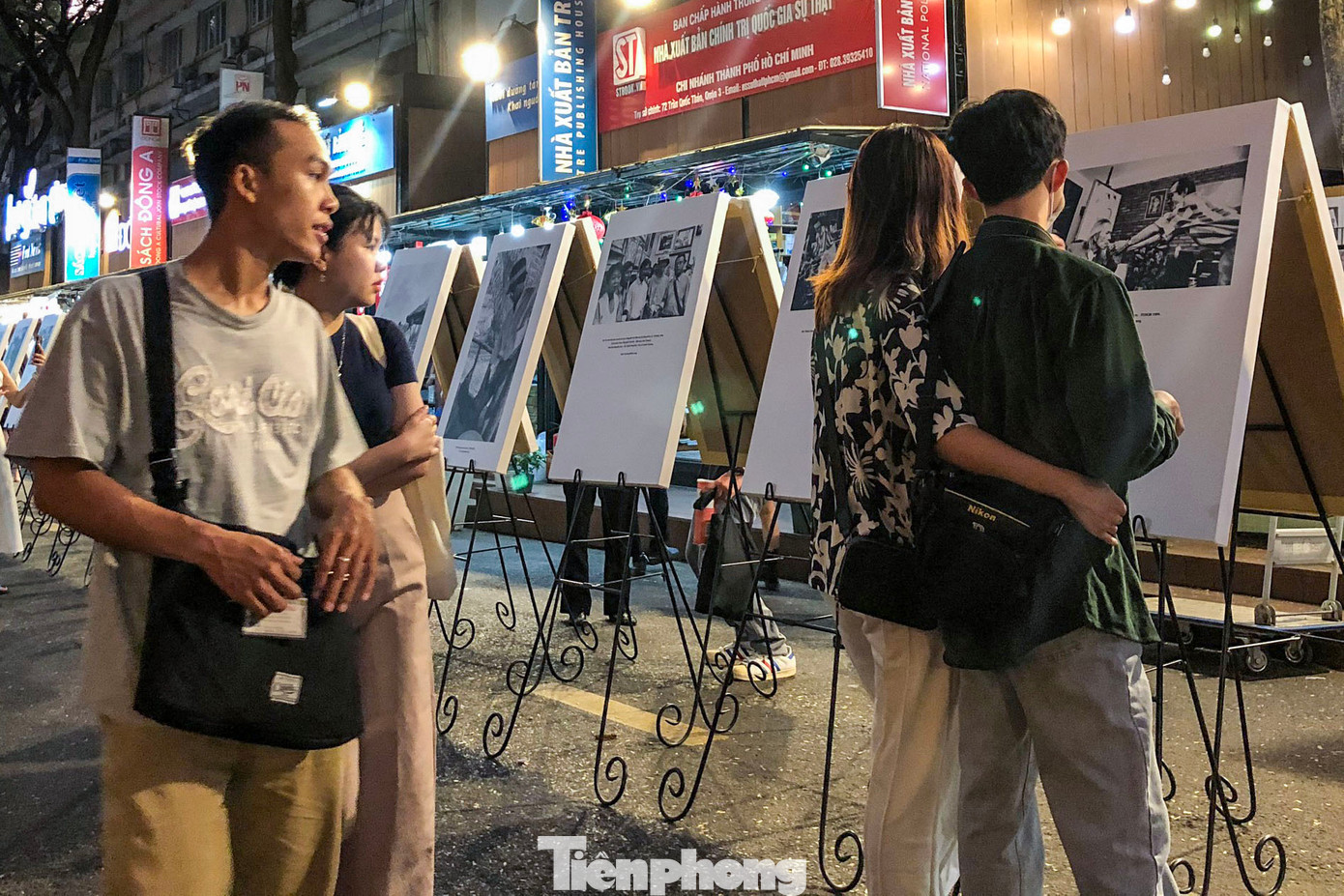 Triển lãm thu hút rất đông những người hâm mộ nhạc Trịnh và tài hoa của nhạc sĩ Trịnh Công Sơn. Triển lãm thu hút rất đông những người hâm mộ nhạc Trịnh và tài hoa của nhạc sĩ Trịnh Công Sơn.