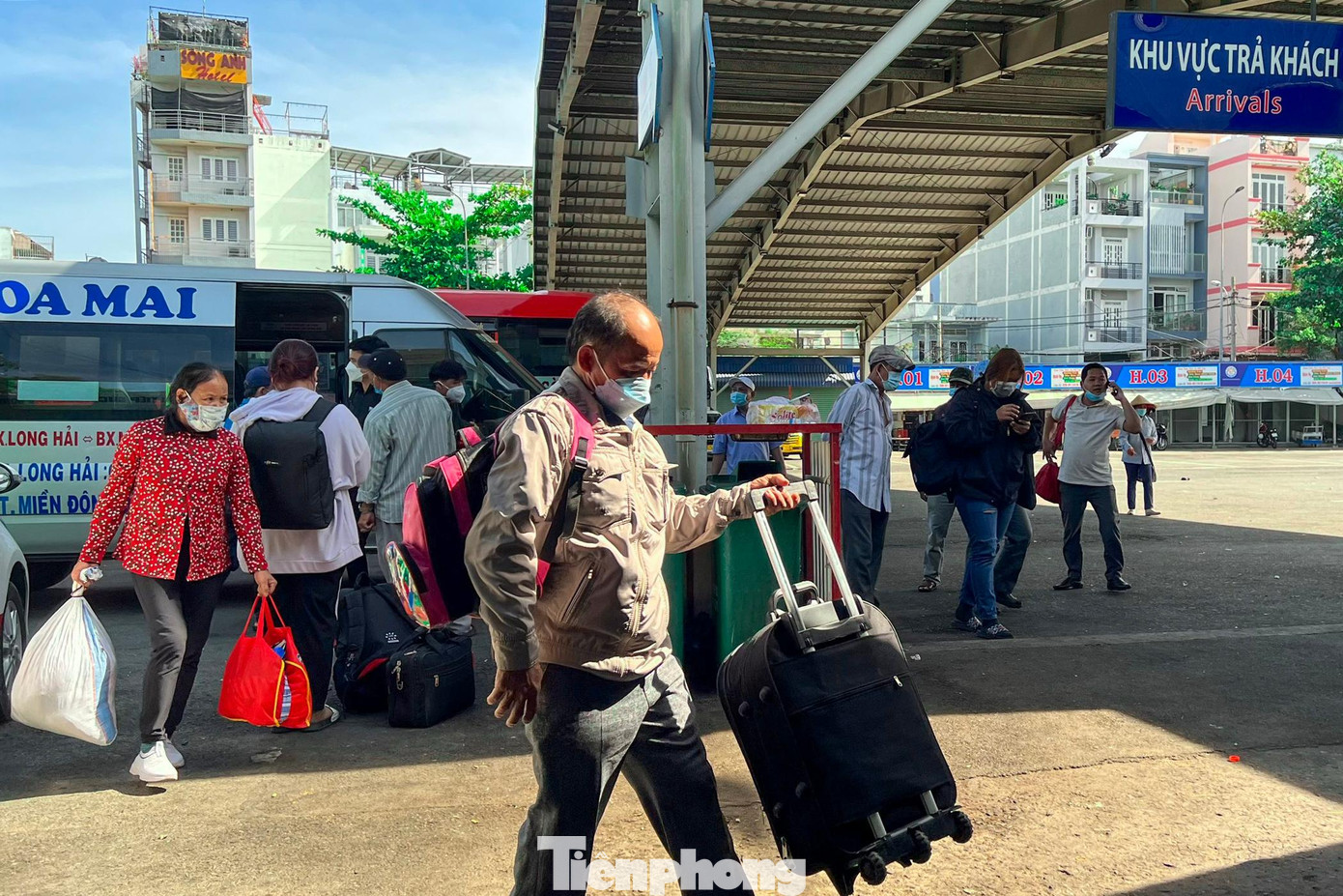 Ông Tạ Chương Chín (Phó Giám đốc Bến xe Miền Đông) cho biết, dự kiến sẽ có từ 500 đến 600 lượng xe đổ về trong sáng nay, tuy nhiên lượng xe có xu hướng giảm từ 20% đến 30% so với các năm về trước. Hầu hết các xe đổ về bến nhiều từ các tỉnh như Bà Rịa Vũng Tàu, Quảng Nam, Bình Định,....