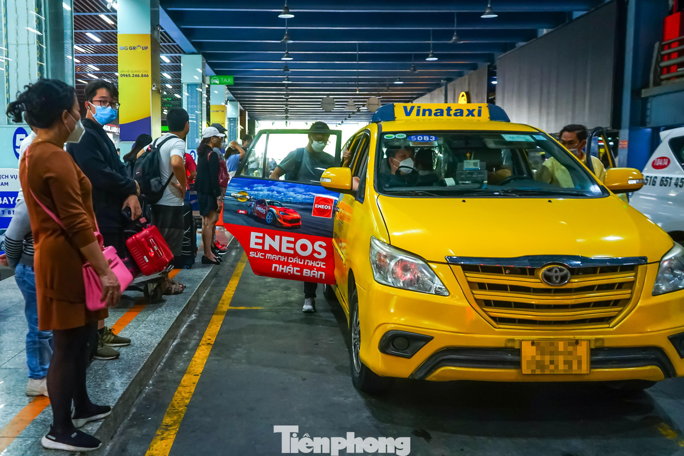 Bên trong khu vực đón khách của các hãng taxi, một hàng dài người xếp hàng chờ đợi để bắt xe. Các hãng taxi liên tục huy động thêm xe để có thể đáp ứng nhanh nhu cầu cho người dân tại sân bay.