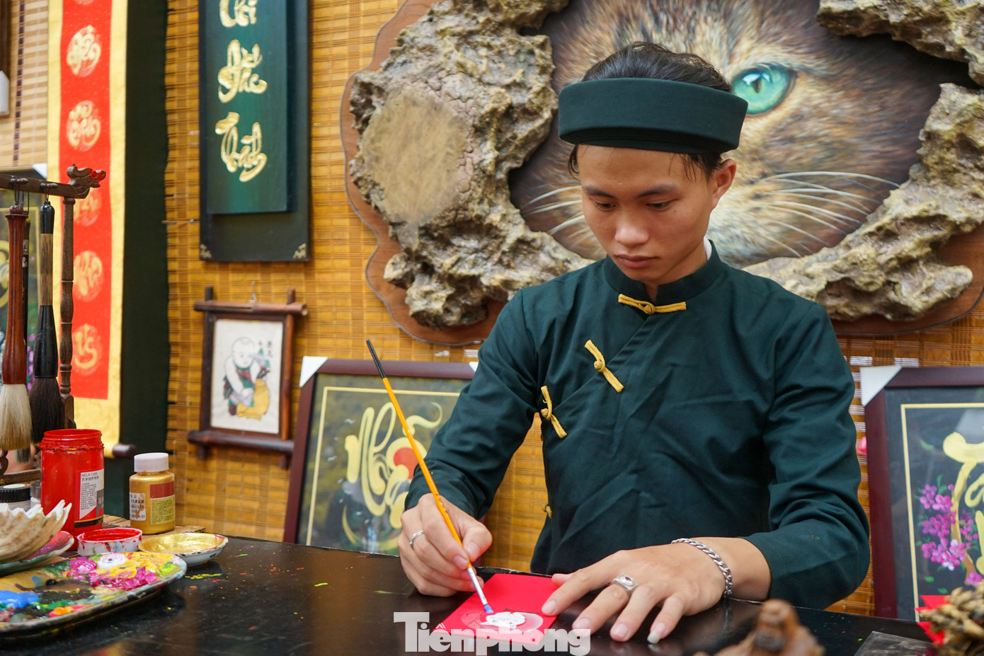 Ông đồ Hoàng Việt trổ tài vẽ tranh linh vật con mèo trang trí bao lì xì cho khách du lịch