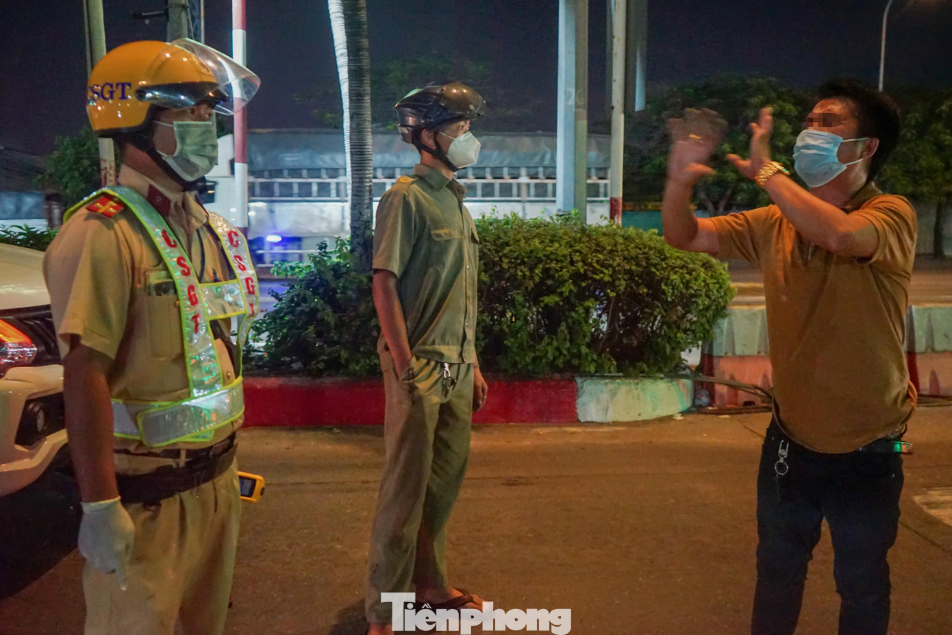 Ông P không chấp hành và liên tục cãi vã với lực lượng làm nhiệm vụ Ông P không chấp hành và liên tục cãi vã với lực lượng làm nhiệm vụ