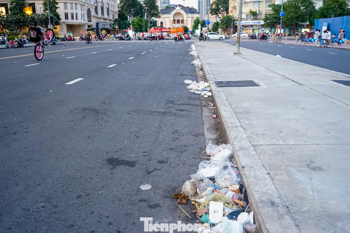 Có mặt tại đường Lê Lợi (khu vực ngay sát phố đi bộ Nguyễn Huệ) chiều tối 25/7, Tiền Phong ghi nhận hai bên đường, rác chất thành đống kéo dài cả chục mét. Một số vị trí, rác thải che lấp miệng hố ga thu nước chống ngập.