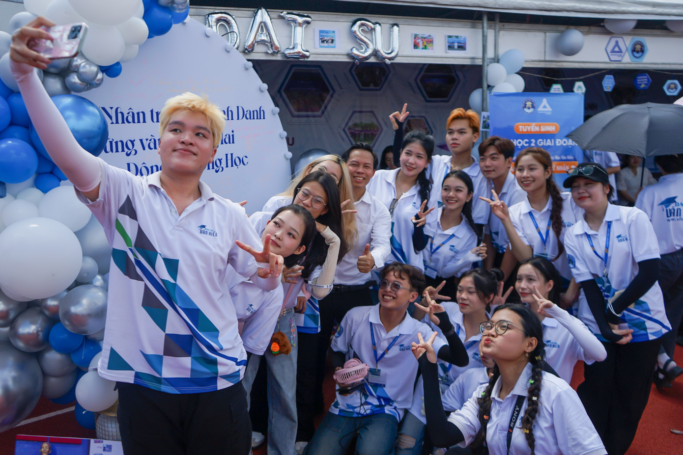 "Bước vào năm học mới bằng một buổi Lễ khai giảng với các thầy cô giáo, tràn đầy năng động, sáng tạo, mình cảm thấy rất vui và hy vọng sau ngày hôm nay, mình sẽ có thêm được nhiều điều mới mẻ", sinh viên Phạm Ngọc Anh cho biết.