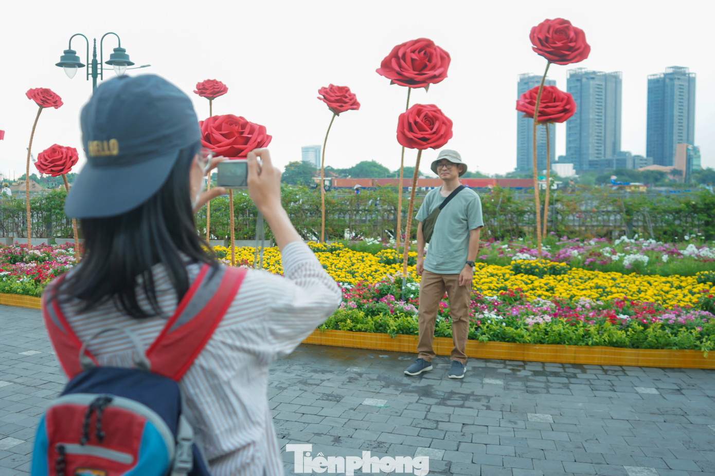 Ghi nhận tại khu vực Công viên bến Bạch Đằng (phường Bến Nghé, quận 1), hai tiểu cảnh mô phỏng vườn hoa mini cũng được dựng lên từ trước đó để người dân và du khách có thể chụp ảnh kỷ niệm.