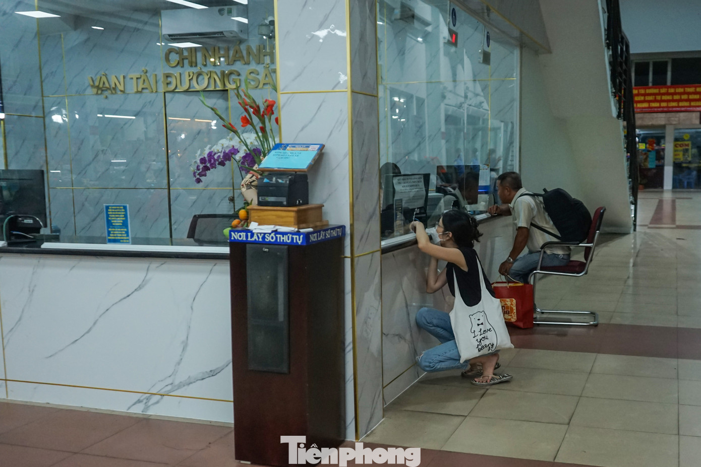 Sắp đến thời khắc giao thừa, tại khu vực quầy vé ga Sài Gòn vẫn còn một số hành khách hối hả chạy đến nhờ nhân viên hướng dẫn mua những tấm vé tàu cuối cùng.