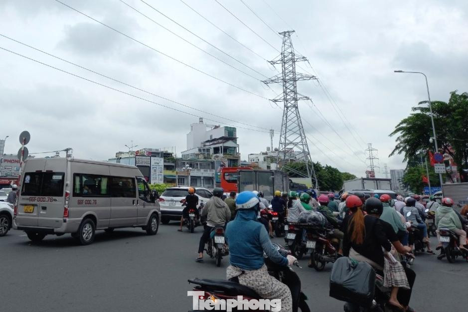 Theo kế hoạch, TPHCM tổ chức chương trình bắn pháo hoa nghệ thuật từ 21h đến 21h15 ngày 30/4 để chào mừng ngày giải phóng miền Nam, thống nhất đất nước. Theo ghi nhận, nhiều tiếng trước giờ pháo hoa, một số tuyến đường hướng vào khu trung tâm thành phố có lượng phương tiện tăng đột biến.