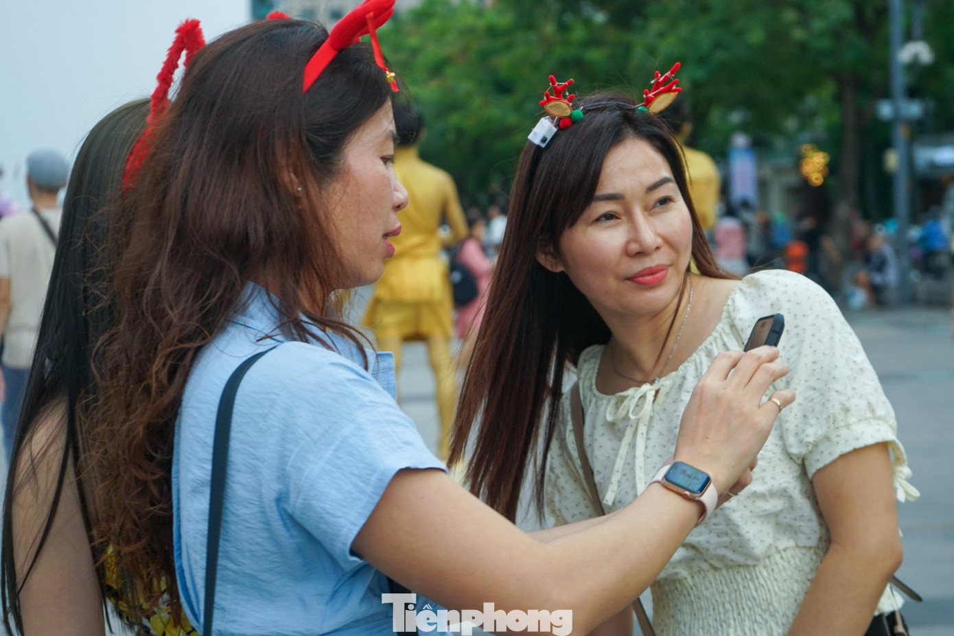 Cùng thời điểm, phố đi bộ Nguyễn Huệ (quận 1) cũng nhộn nhịp không kém. Khá đông các bạn trẻ diện áo ấm xuống phố. Đây cũng là dịp các cặp đôi, gia đình cùng nhau tận hưởng không khí lạnh hiếm có từ đầu năm đến giờ.