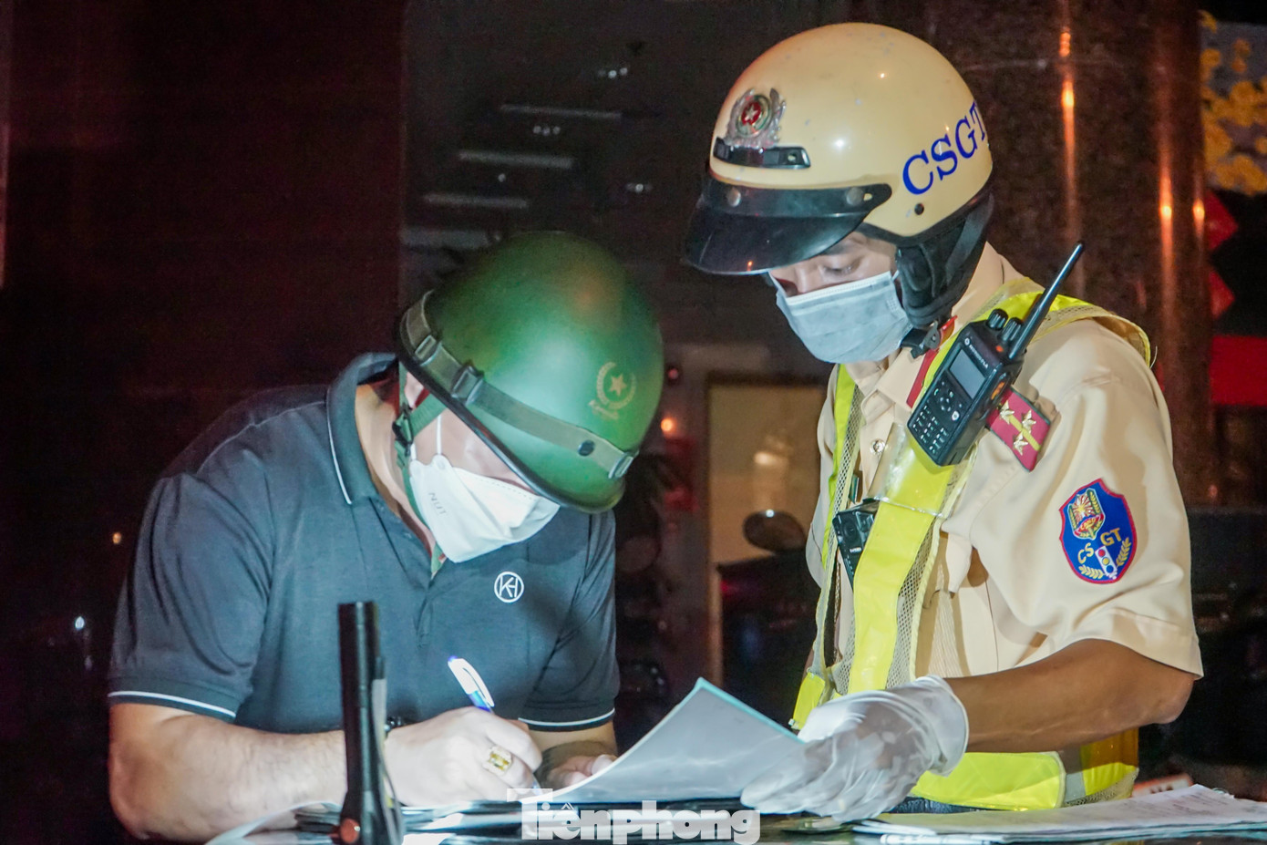 Trường hợp của anh H bị CSGT lập biên bản xử phạt vi phạm hành chính, tạm giữ phương tiện. Anh H đồng ý chấp hành ký vào biên bản xử phạt và cho CSGT giữ phương tiện, sau đó anh cùng đồng nghiệp của mình bắt xe công nghệ ra về.