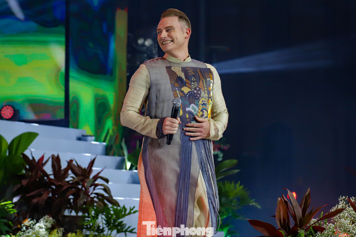 "Mỗi lần đi biểu diễn tôi luôn chọn áo dài là trang phục đồng hành, tôi luôn cảm thấy hạnh phúc, tự hào khi diện bộ trang phục này. Hình ảnh Kyo York diện áo dài Việt Nam xuất hiện trên sân khấu cũng là biểu tượng cho tình cảm của tôi dành cho quê hương thứ hai của mình", ca sĩ Kyo York chia sẻ với báo Tiền Phong. "Mỗi lần đi biểu diễn tôi luôn chọn áo dài là trang phục đồng hành, tôi luôn cảm thấy hạnh phúc, tự hào khi diện bộ trang phục này. Hình ảnh Kyo York diện áo dài Việt Nam xuất hiện trên sân khấu cũng là biểu tượng cho tình cảm của tôi dành cho quê hương thứ hai của mình", ca sĩ Kyo York chia sẻ với báo Tiền Phong.