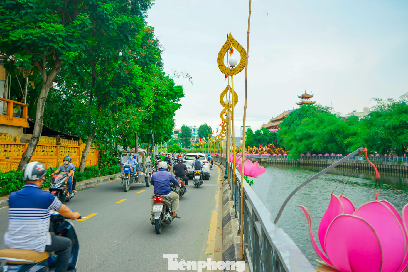 Trên đường Hoàng Sa, Trường Sa và các cây cầu dọc theo kênh Nhiêu Lộc - Thị Nghè trang trí cờ và lồng đèn mừng lễ Phật đản. Trên đường Hoàng Sa, Trường Sa và các cây cầu dọc theo kênh Nhiêu Lộc - Thị Nghè trang trí cờ và lồng đèn mừng lễ Phật đản.