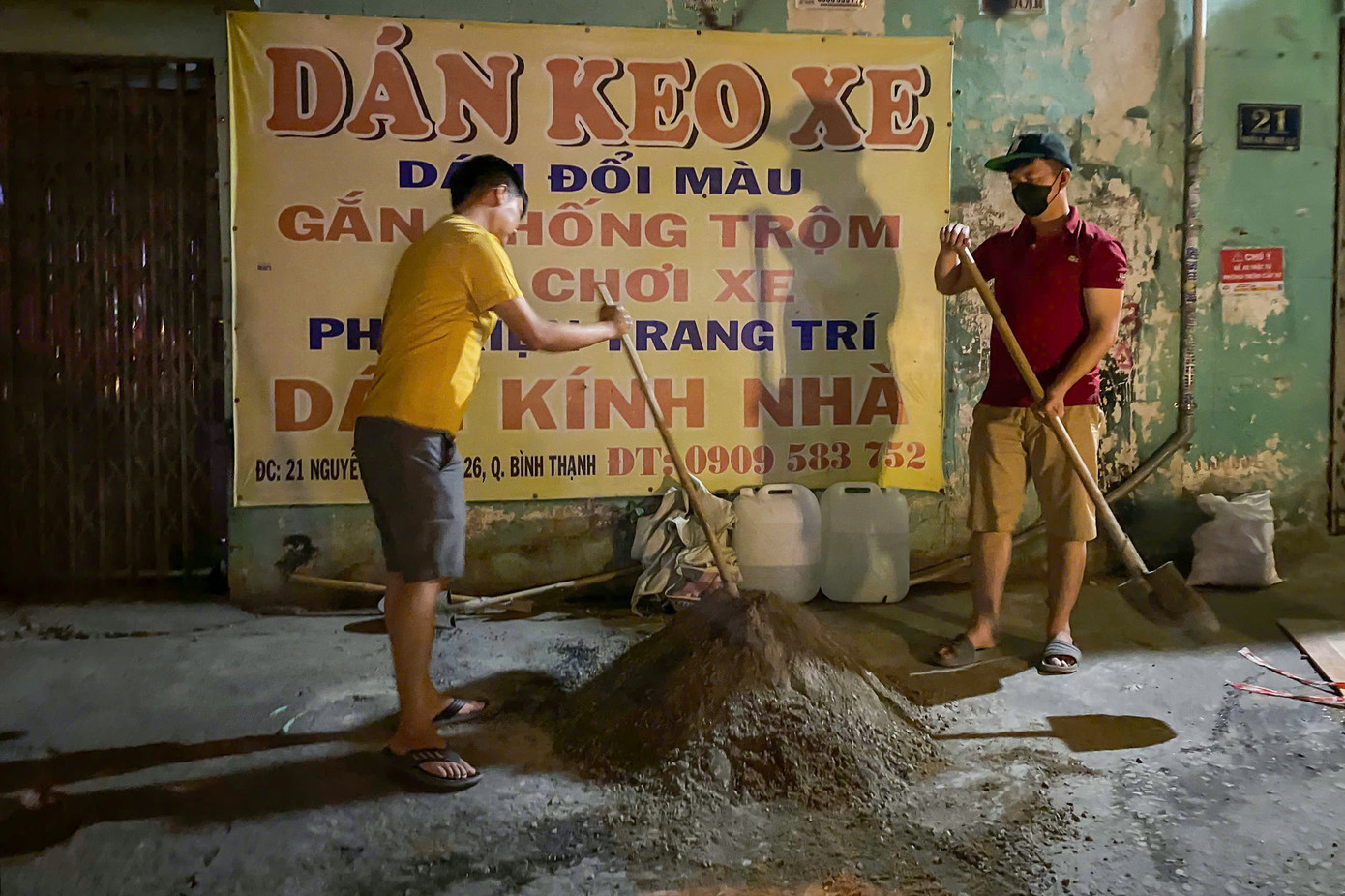 Đối với những thành viên nam sẽ thực hiện công việc như trộn hồ, khuân vác xi măng...