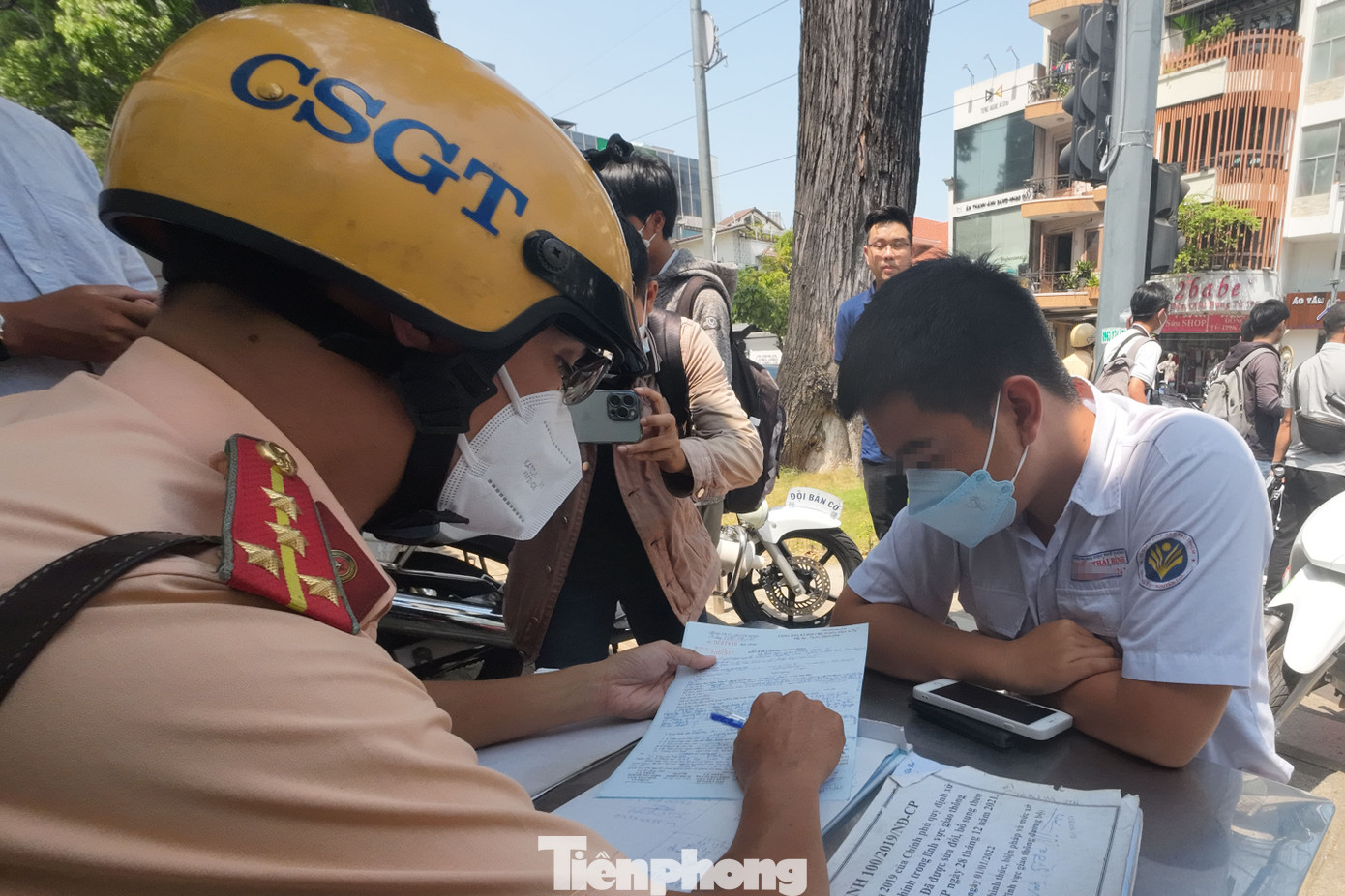 Tổ công tác tiến hành lập biên bản vi phạm với em D.