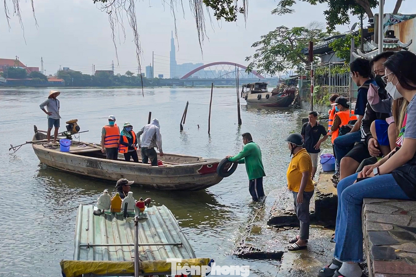 Ghi nhận tại khu vực bờ sông Sài Gòn (đoạn dưới cầu Bình Lợi, quận Bình Thạnh) từ sáng sớm đã có nhiều người dân mang cá đi phóng sinh.